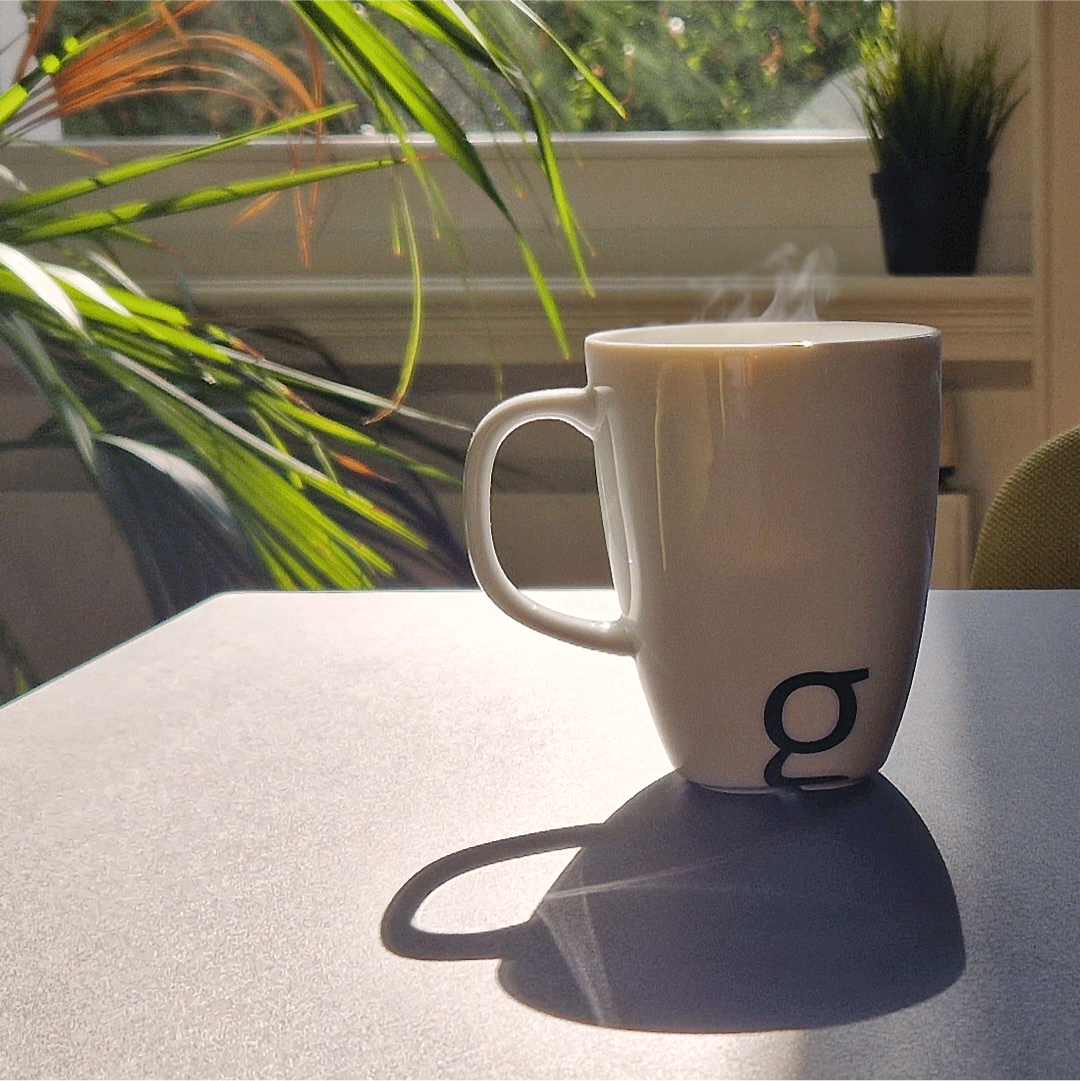 Agenturtasse mit warmem Getränk auf einem Tisch
