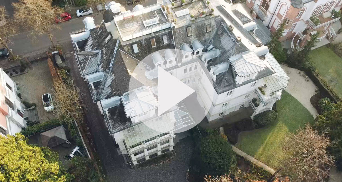 Villa von oben in Drohnenperspektive