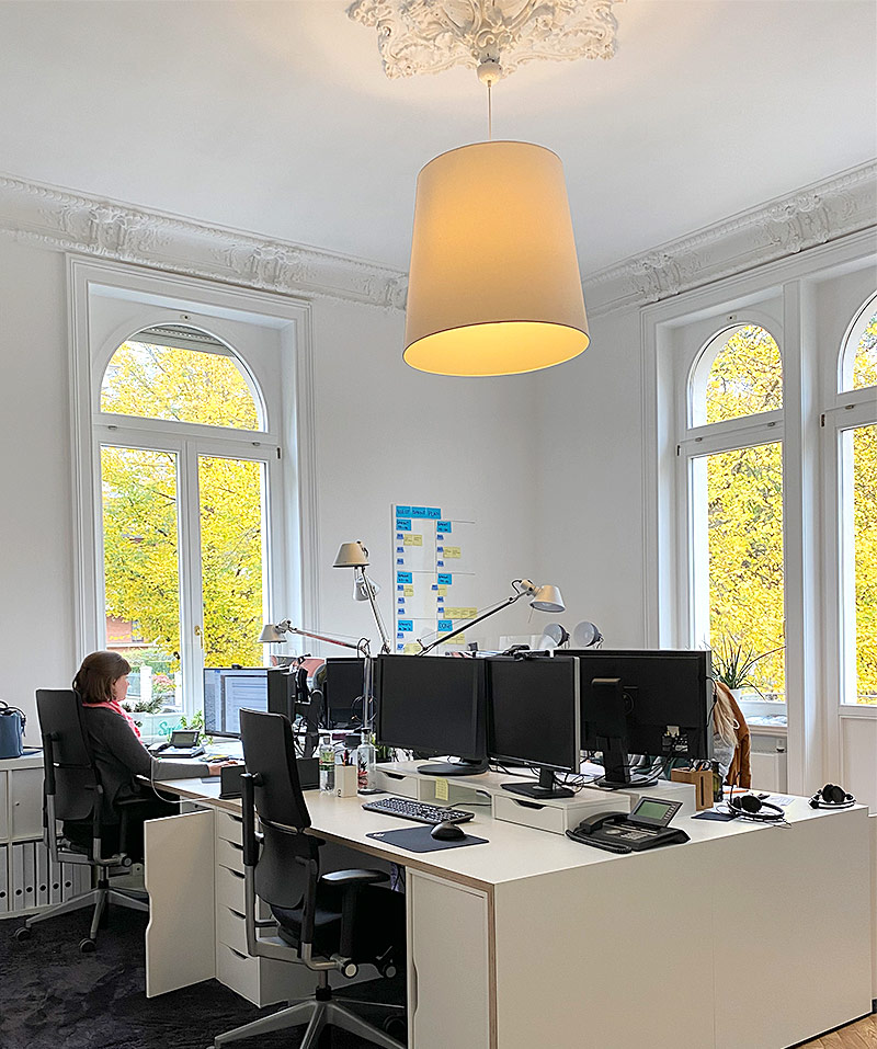 Büroraum mit Mitarbeitenden