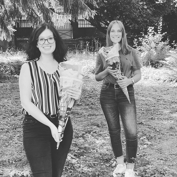 Mitarbeiterinnen Stella und Marla mit Schultüten