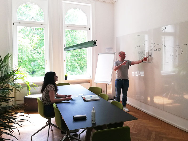 Mitarbeitende von giinco im Konferenzraum