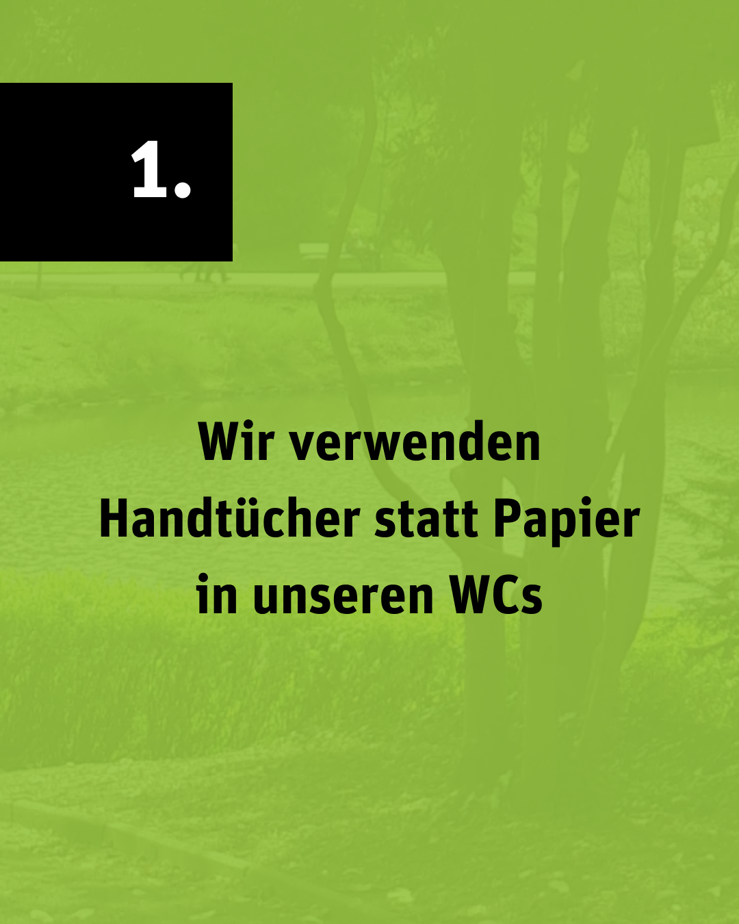 Bild auf grün getöntem Hintergrund mit dem Text „Wir verwenden Handtücher statt Papier in unseren WCs“ und der Nummer „1.“