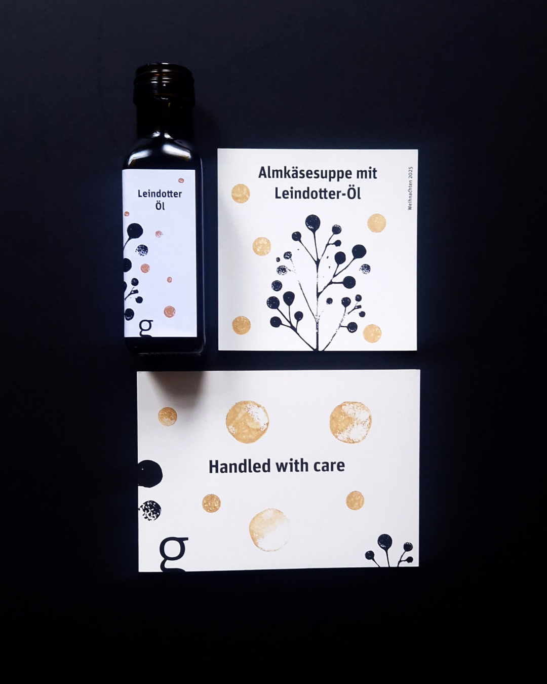 Set aus Weihnachtskarte, Flasche und Geschenkverpackung auf dunklem Hintergrund
