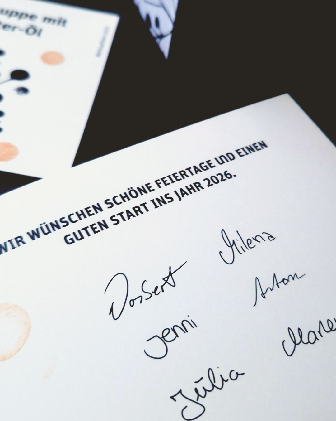 Weihnachtskarte mit handschriftlichen Grüßen und Unterschriften