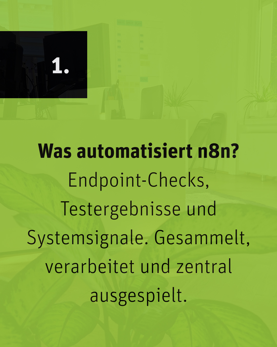 Grüne Textfolie mit der Überschrift „Was automatisiert n8n?“ und Stichpunkten zu Endpoint-Checks, Testergebnissen und Systemsignalen