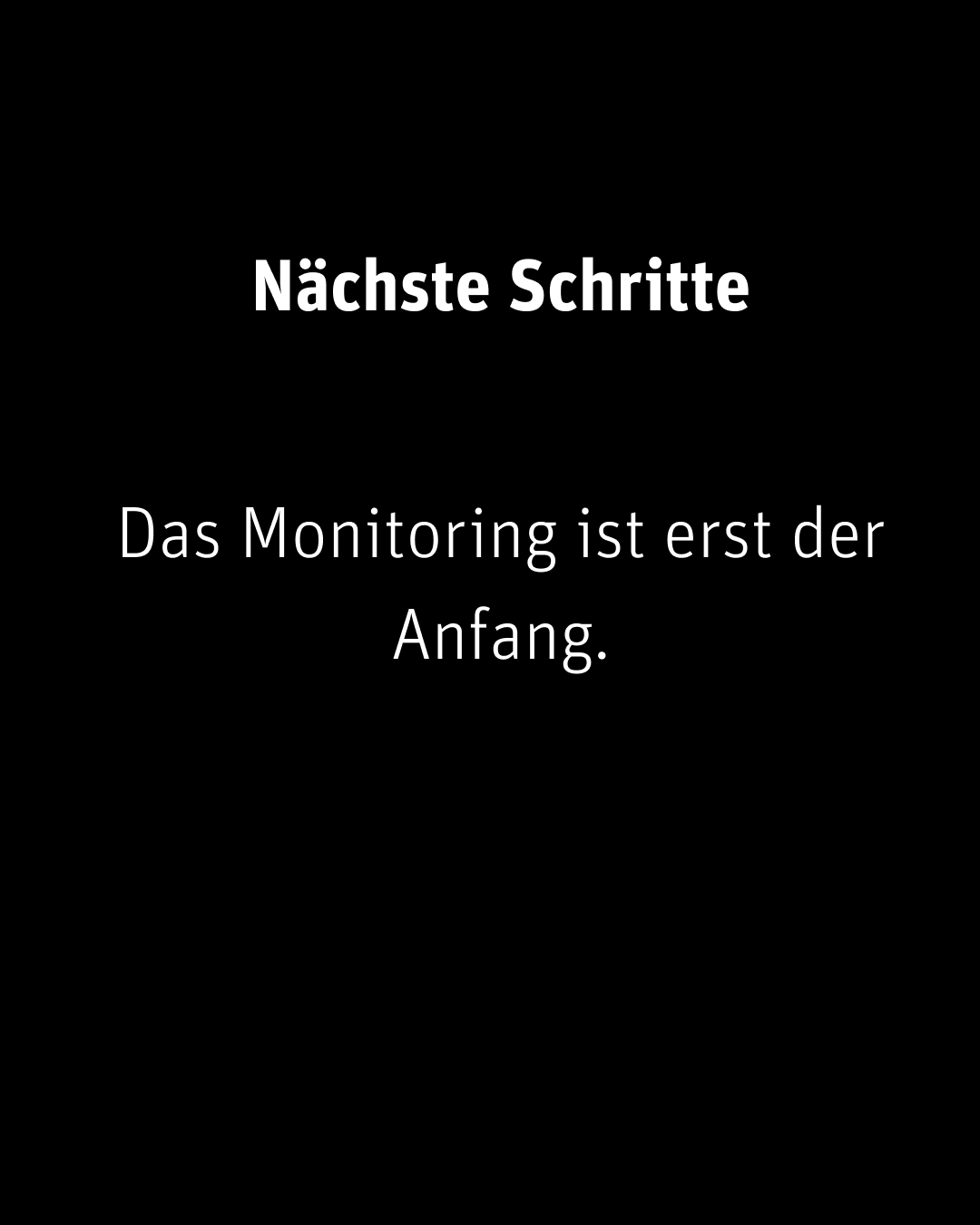 Schwarze Textfolie mit der Überschrift „Nächste Schritte“ und dem Satz „Das Monitoring ist erst der Anfang
