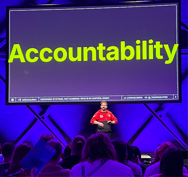 Speaker vor Folie mit dem großen Wort ‚Accountability‘