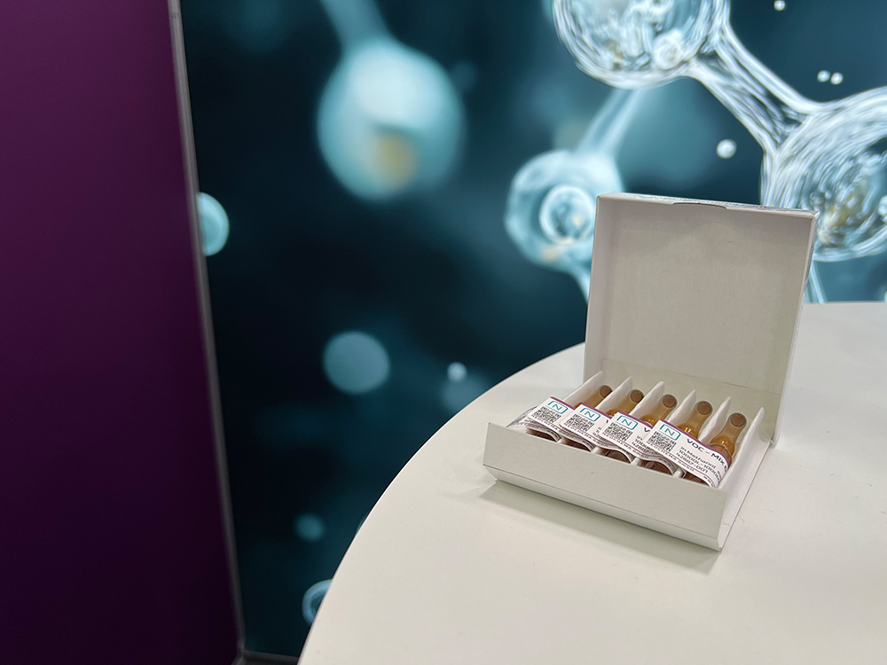 Offene weiße Box mit mehreren kleinen Fläschchen auf einem runden Tisch