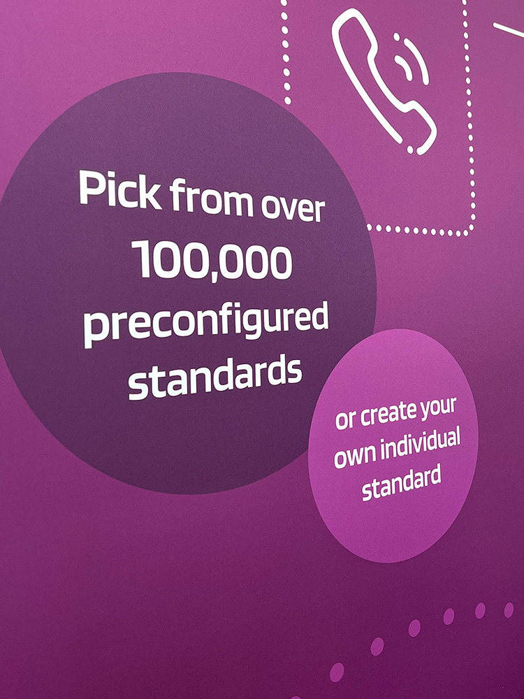Detail einer Infowand mit dem Text ‚Pick from over 100,000 preconfigured standards‘