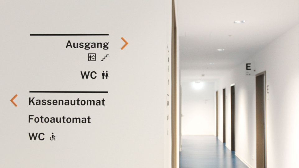Wegweiser im Flur Bürgerbüro Stadt Wiesbaden