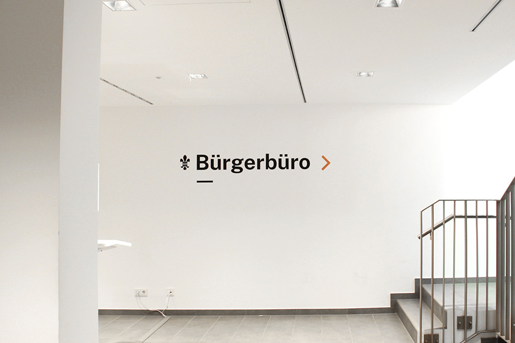 Wandbeschriftung im Bürgerbüro in einem hellen Treppenhaus