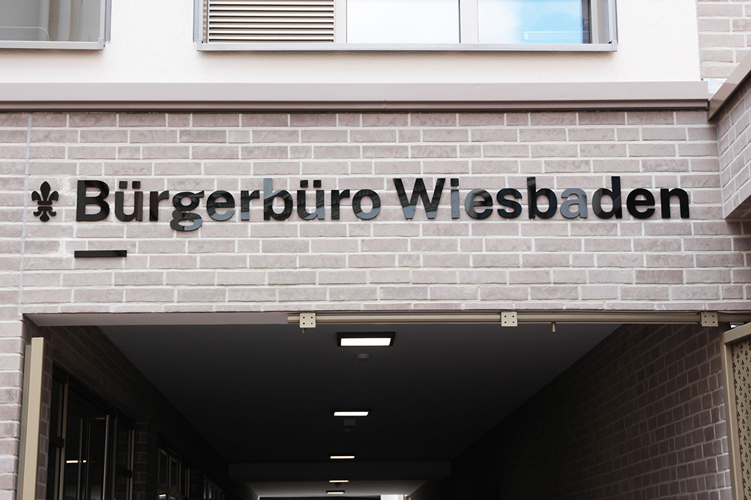 Eingang mit der Aufschrift Bürgerbüro Wiesbaden an einer Backsteinfassade