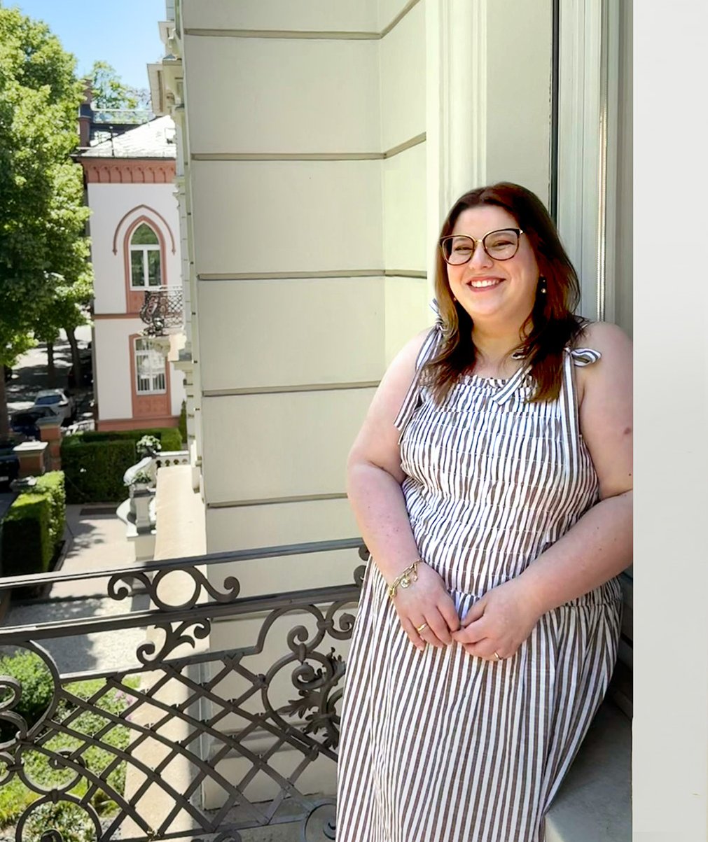 Julia Kaduk auf dem Balkon in der Agentur