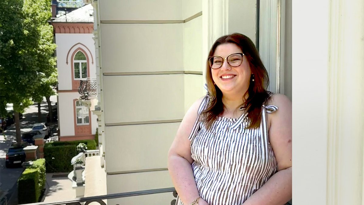 Julia Kaduk auf dem Balkon in der Agentur