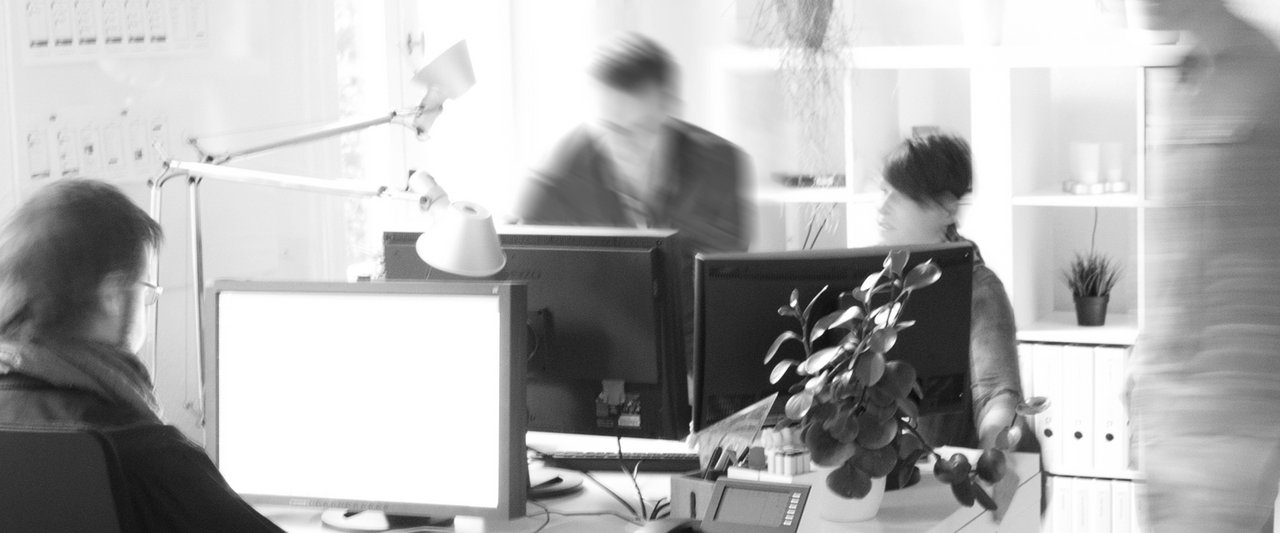 Mitarbeitende in den Büroräumen der Agentur