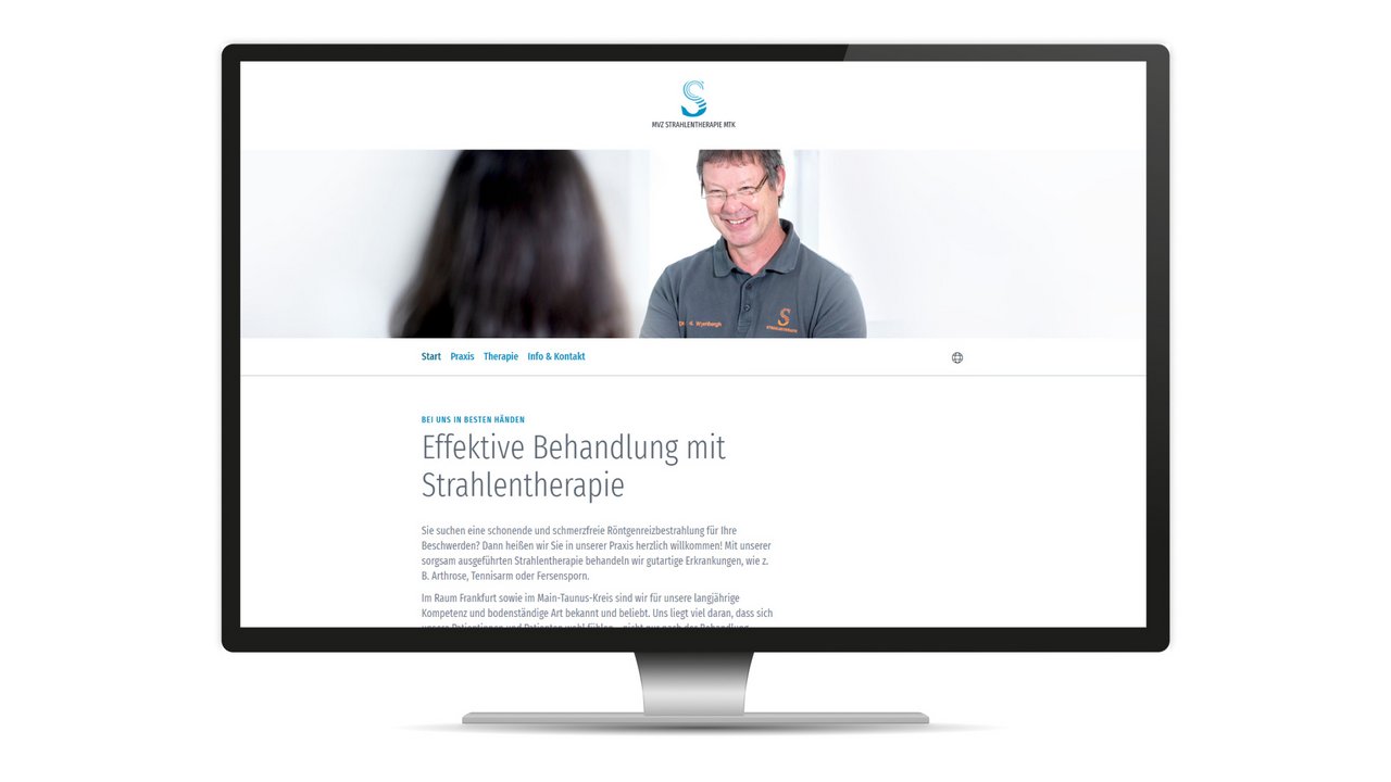 Website-Mockup von MTK Strahlentherapie auf einem Monitor mit Startseite
