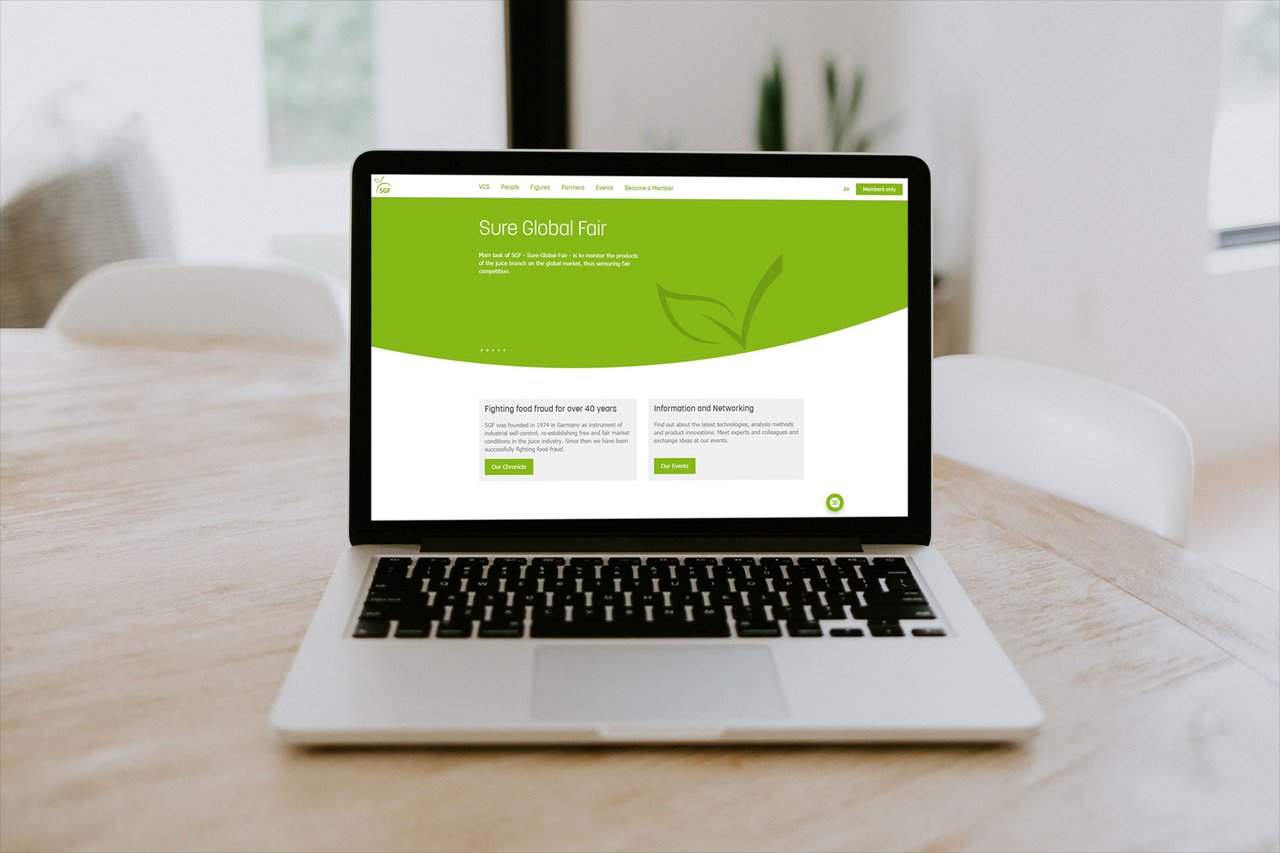 Website-Mockup von SGF auf einem Laptop auf einem hellen Holztisch