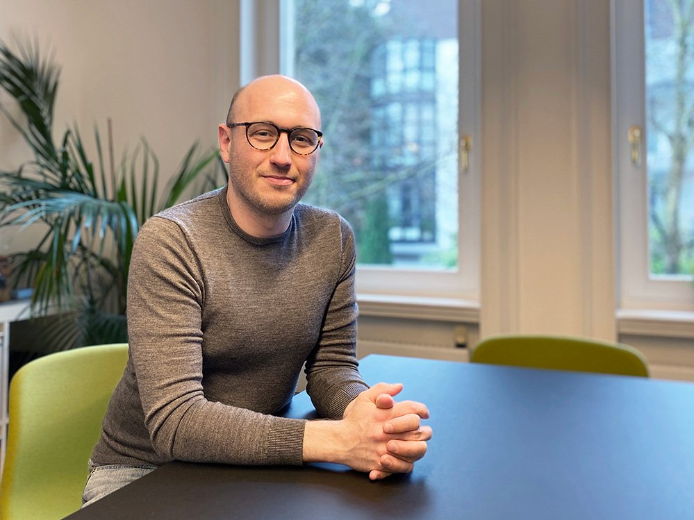 Mitarbeiter Christoph am Tisch