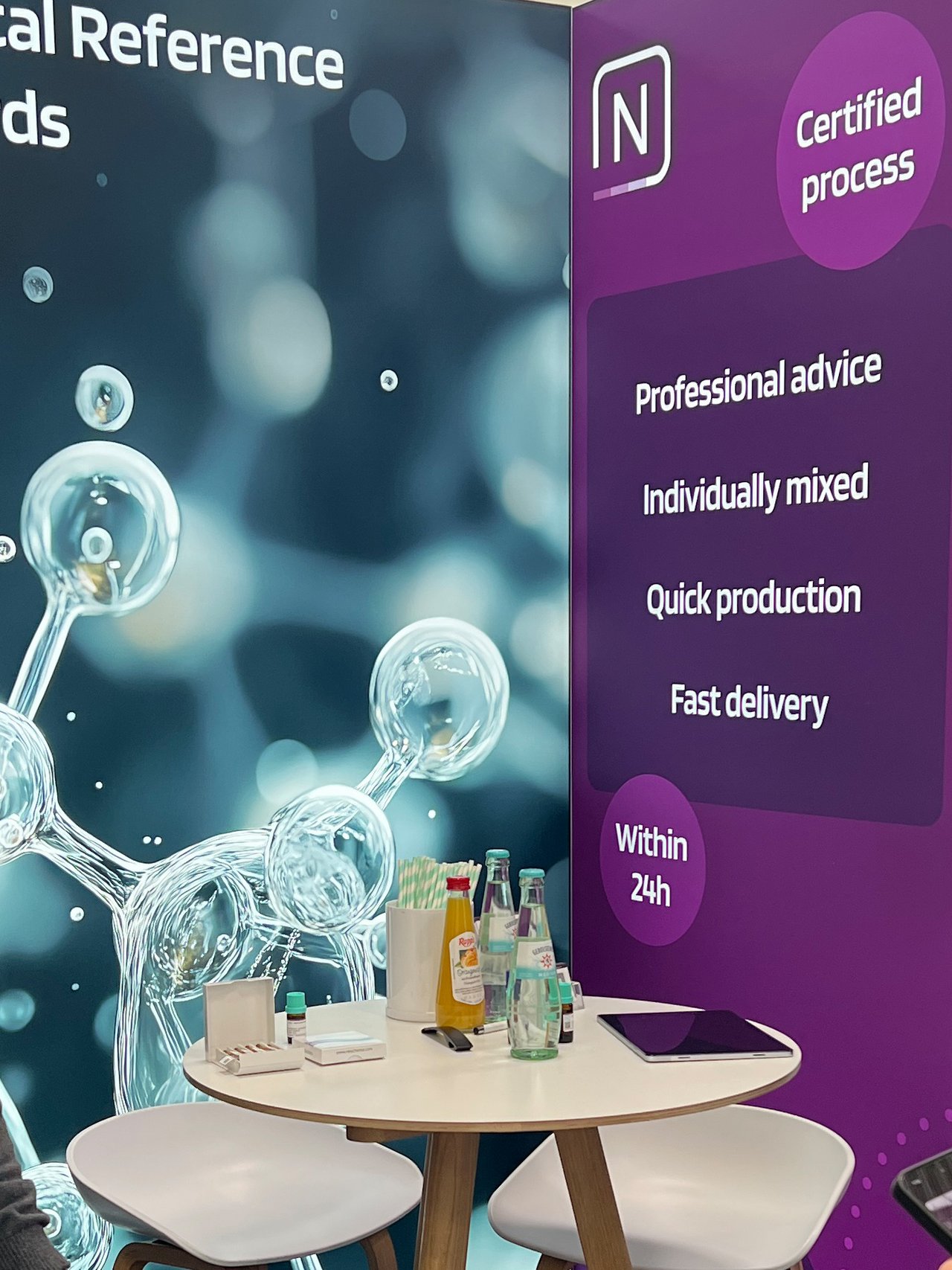 Messestand-Ecke mit Theke, zwei Stühlen und Infowand zu ‚Analytical Reference Standards‘
